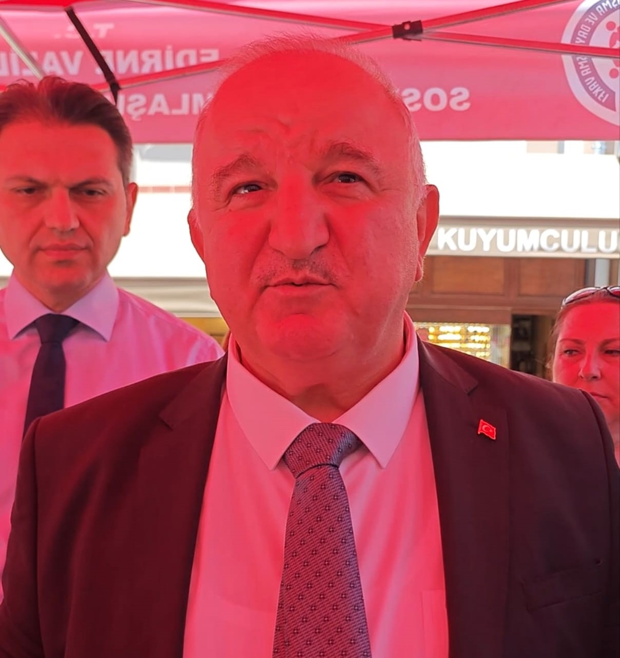 Edirne Sosyal Yardımlaşma ve Dayanışma Vakfı Başkanlığı tarafından Saraçlar Caddesi'nde anlamlı bir Aşure Günü ikramı gerçekleştirildi. Muharrem ayı dolayısıyla düzenlenen etkinlikte vatandaşlara tam 1000 adet aşure ikram edildi. 